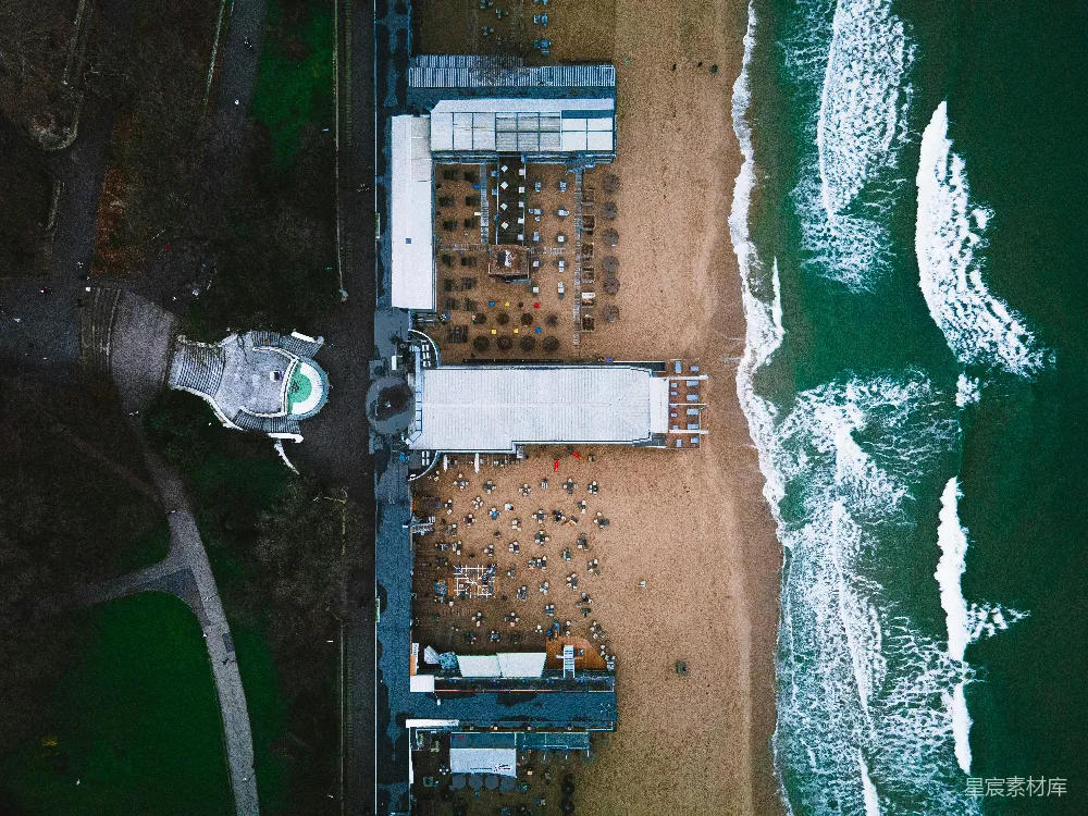 高清摄影  海滩的空中俯瞰图，可以看到一个凉亭。