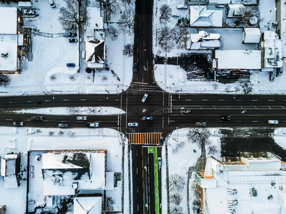 高清摄影  雪后的十字路口俯瞰图，车辆行驶其中