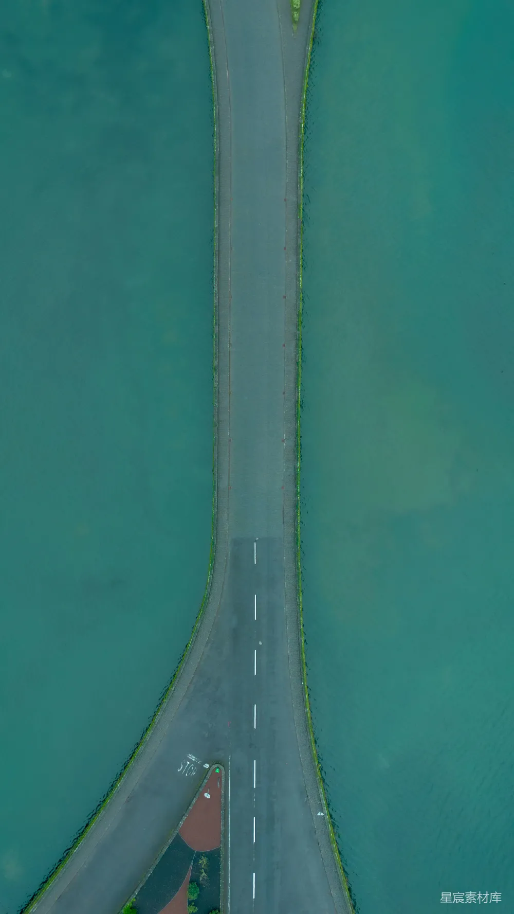 高清摄影 实验性 旅行 一条道路横跨在碧蓝色的水面上。