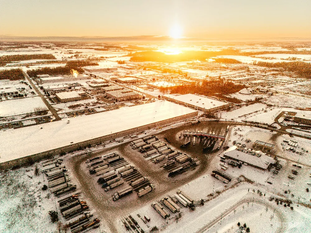 高清摄影  夕阳下，白雪覆盖的工业园区鸟瞰图。