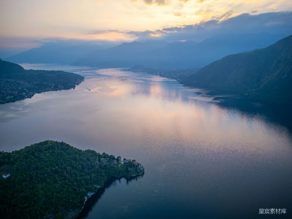 高清摄影  夕阳下，群山环绕的平静湖面