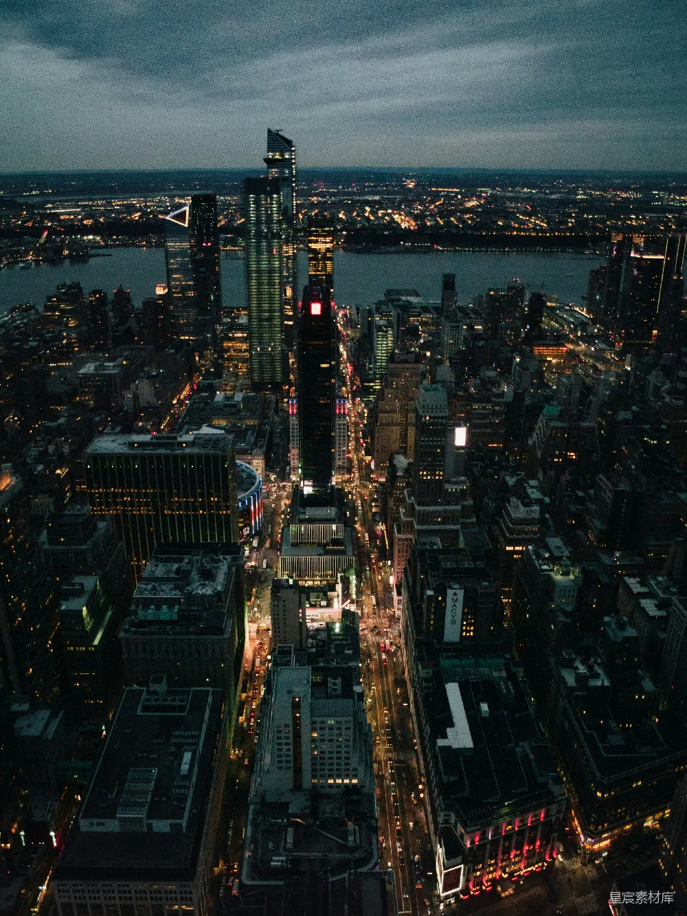 高清摄影  从建筑物的顶部俯瞰夜晚的城市景象