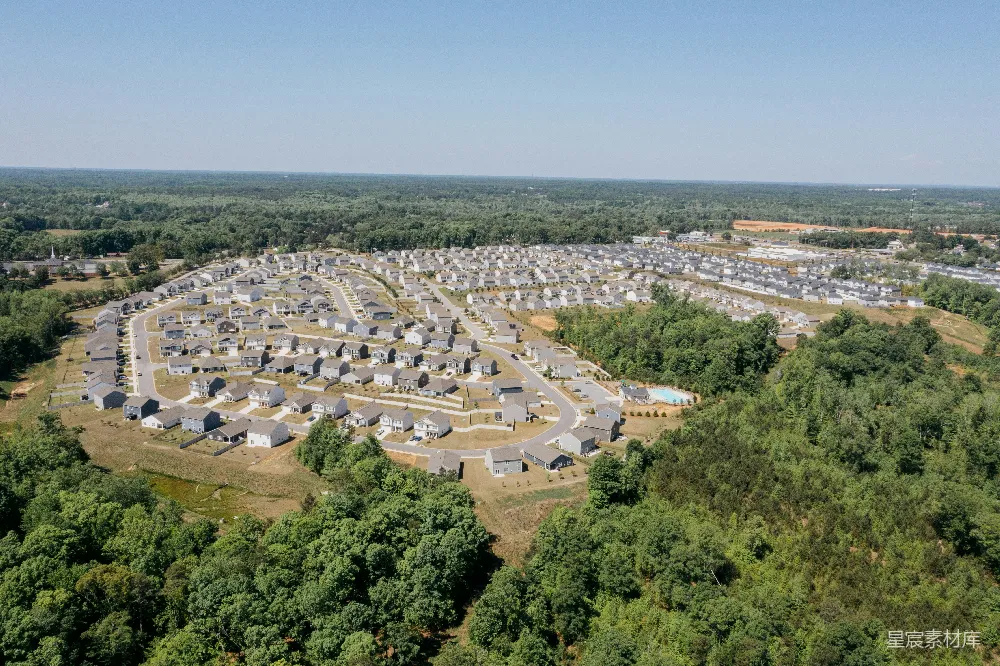 高清摄影  郊区住宅区俯瞰图，周围环绕着树木。