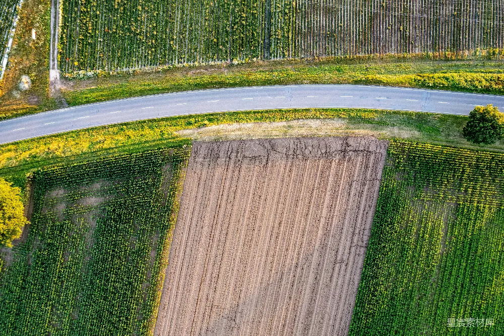 高清摄影  俯瞰一条道路和一片田野的景象