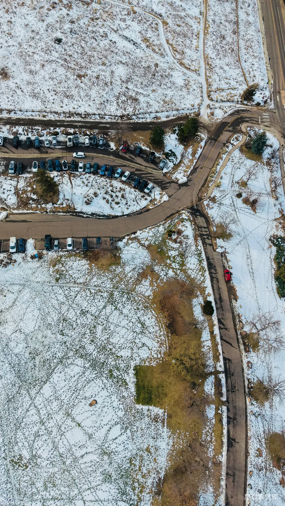 高清摄影  雪覆盖的停车场和道路的航拍图。