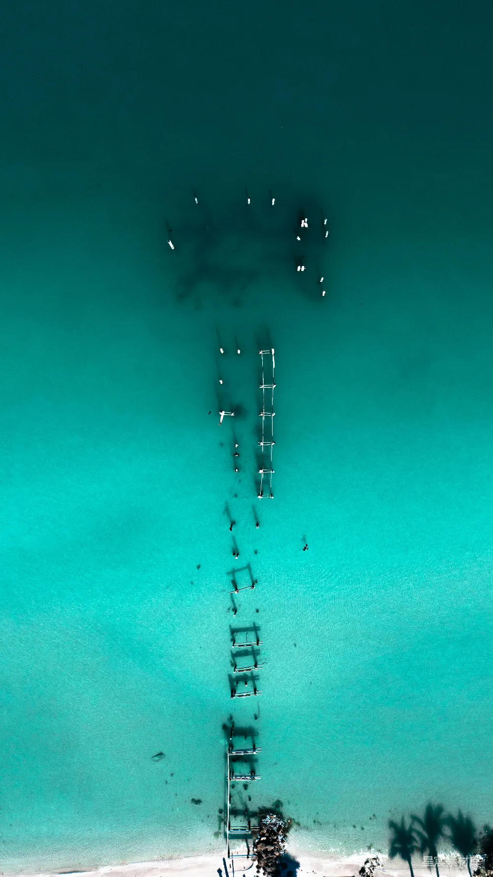 高清摄影  在碧蓝的海水中，俯瞰一座正在腐朽的码头。