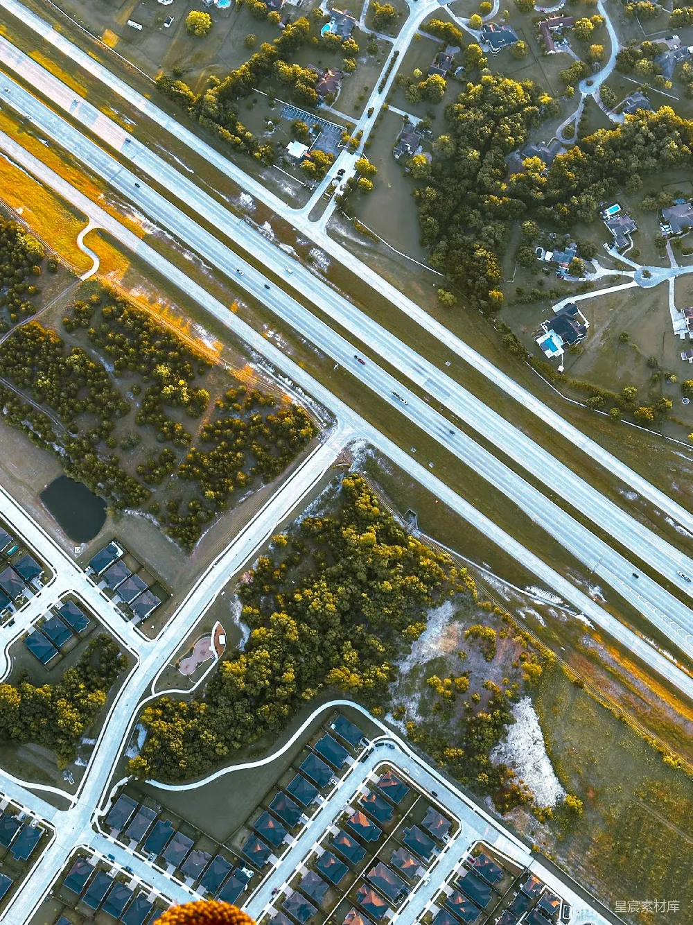 高清摄影  高速公路从一个郊区社区上空俯瞰。