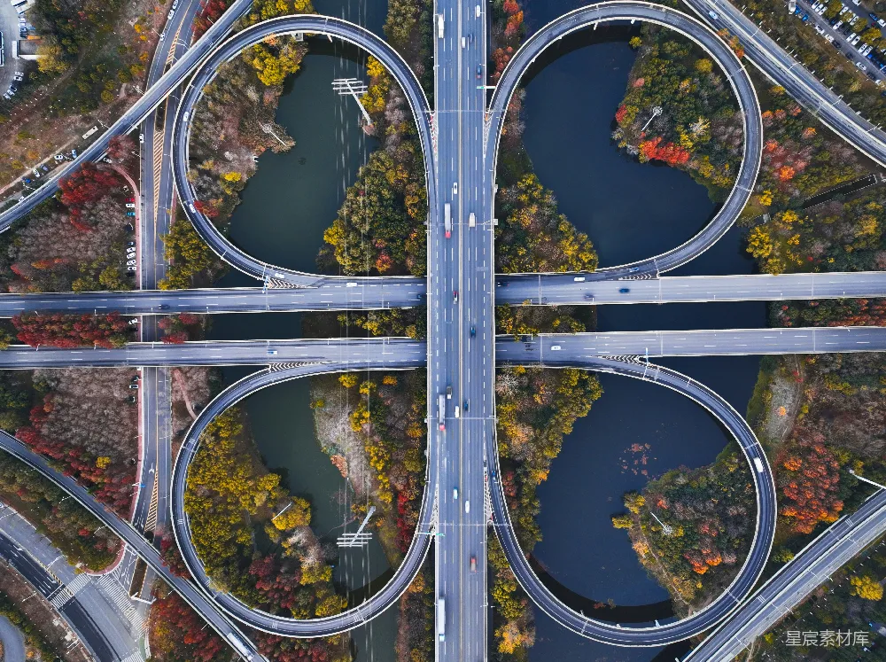 高清摄影  一座复杂的高速公路交汇处的航拍图，可以看到车辆在行驶。