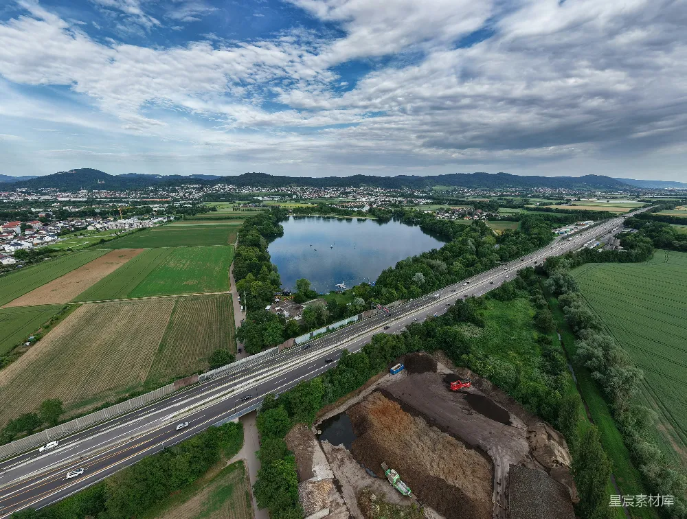 高清摄影  湖边鸟瞰图，公路和绿色景观。