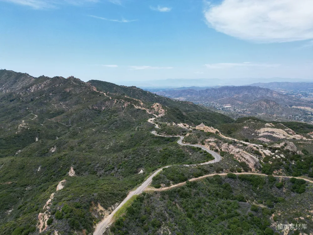 高清摄影  蜿蜒的道路穿过山地。