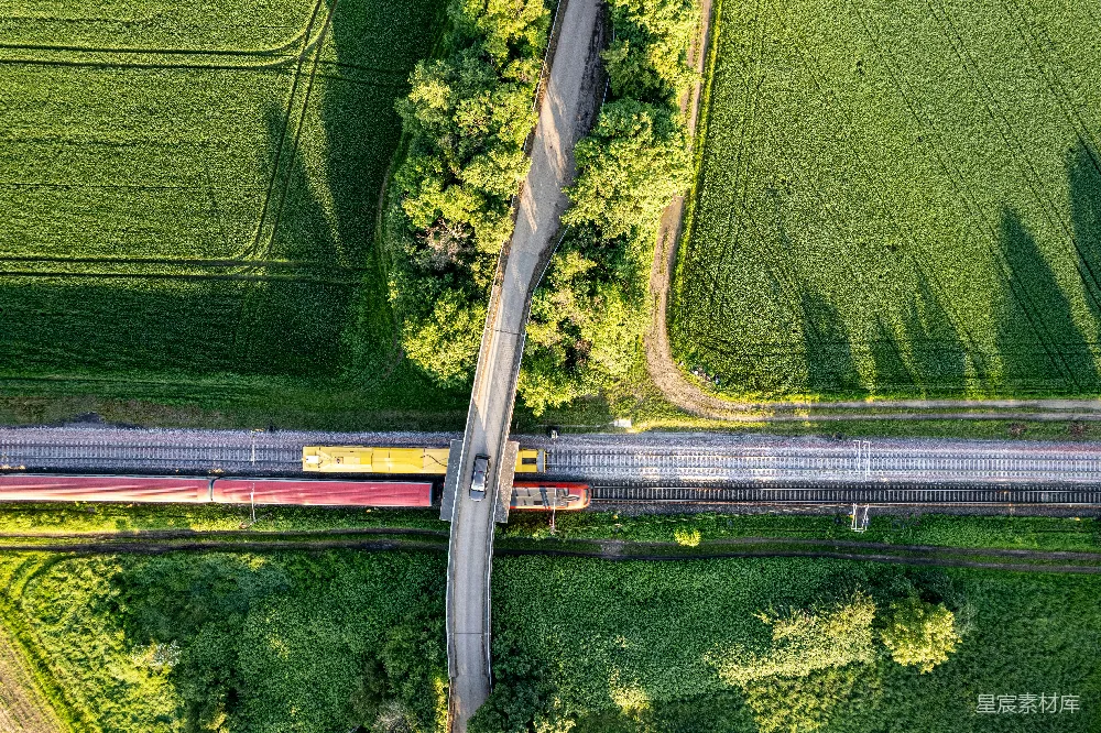高清摄影 壁纸 旅行 俯瞰视角下的列车穿越道路的场景