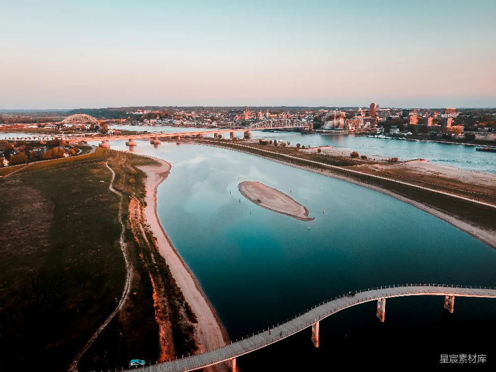 高清摄影  白天期间水边城市建筑物的空中俯瞰图