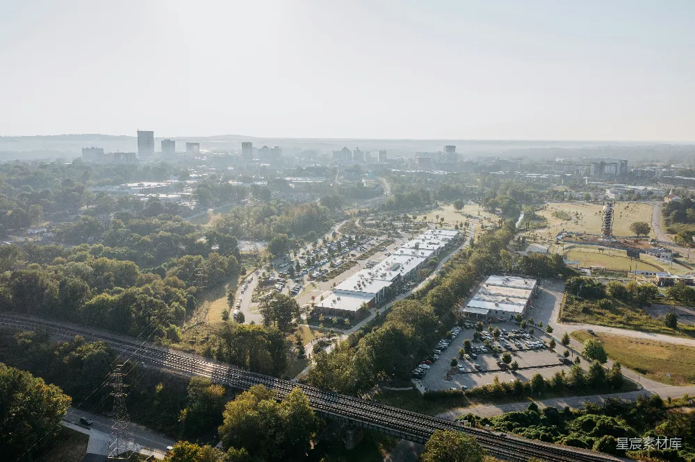 高清摄影  郊区区域的航拍图，可以看到建筑物和树木。