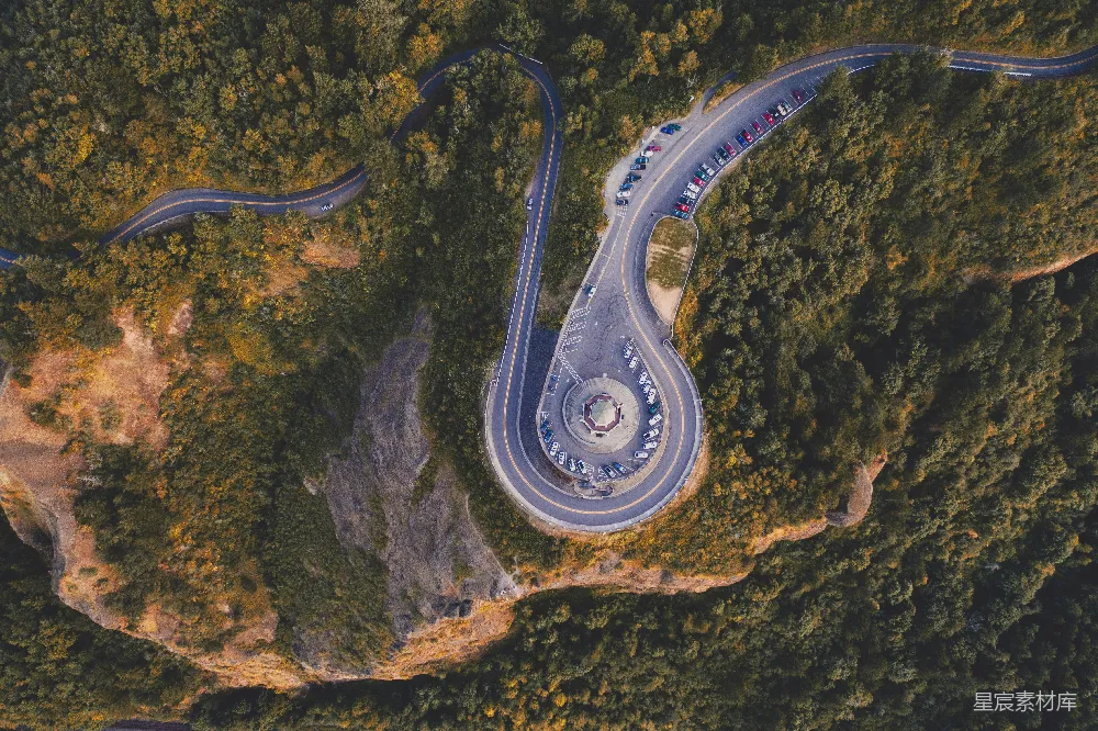 高清摄影  灰色的道路和树木在航拍照片中