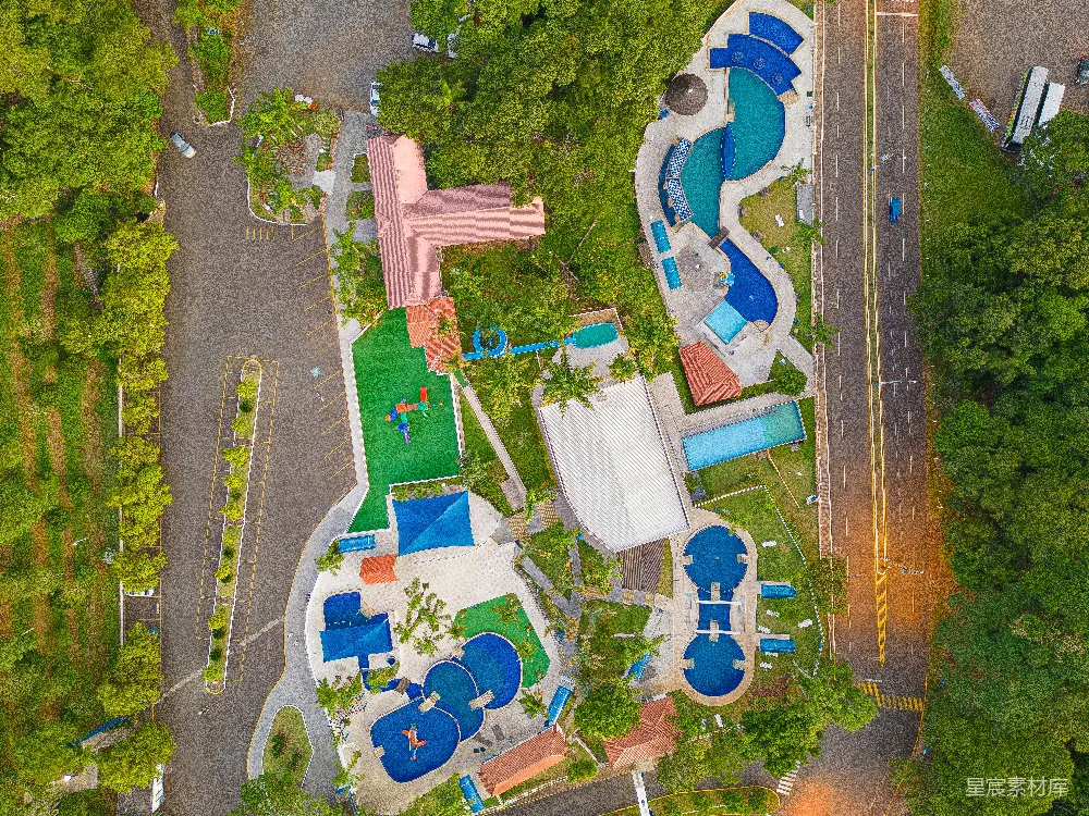 高清摄影  一个度假村俯瞰图，带有游泳池。