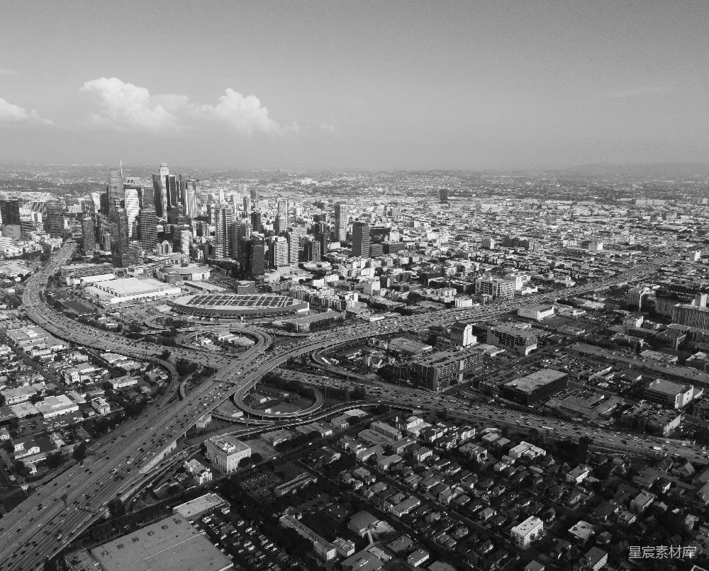 高清摄影  一座城市的航拍图，显示了延伸开来的高速公路和建筑物。