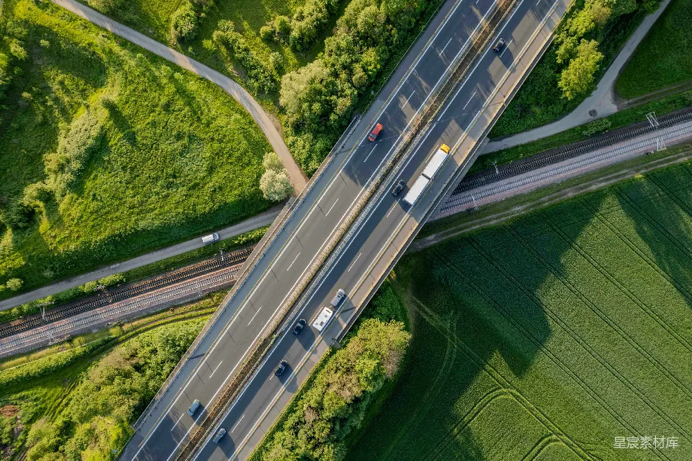 高清摄影 旅行 壁纸 空中俯瞰一条公路上行驶的汽车。