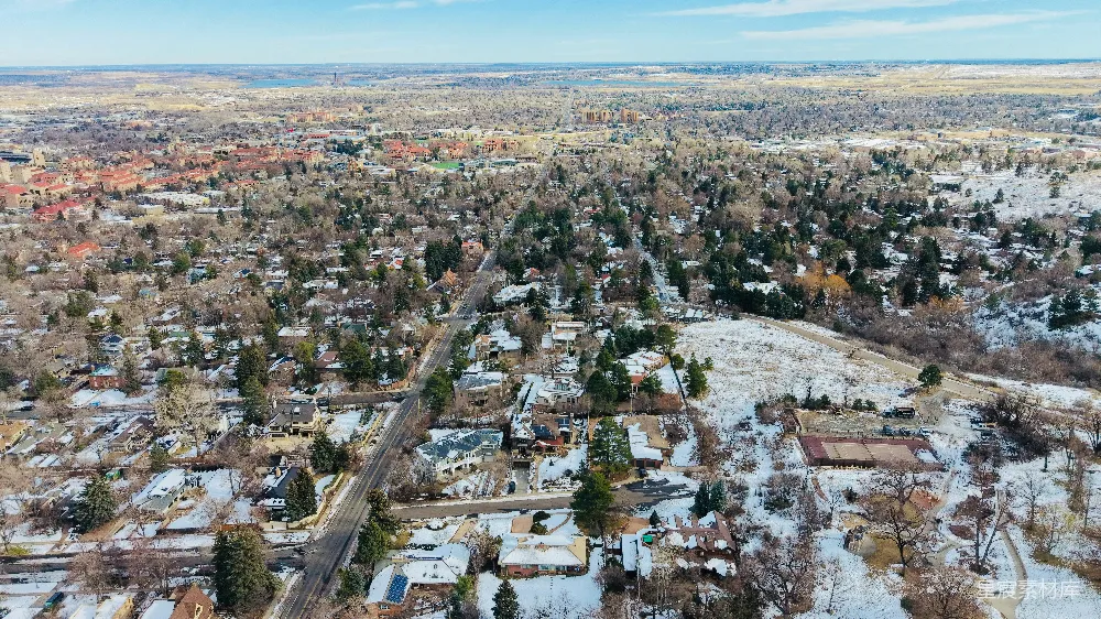 高清摄影  雪后的郊区住宅区鸟瞰图，树木环绕。