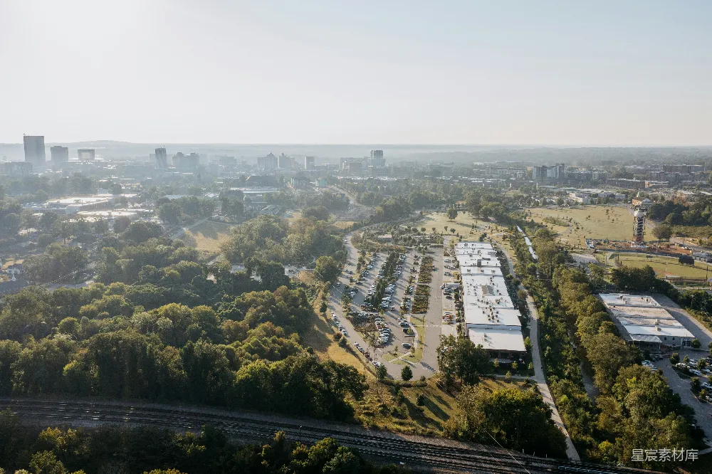 高清摄影  郊区景观的航拍图，显示了建筑物和树木。
