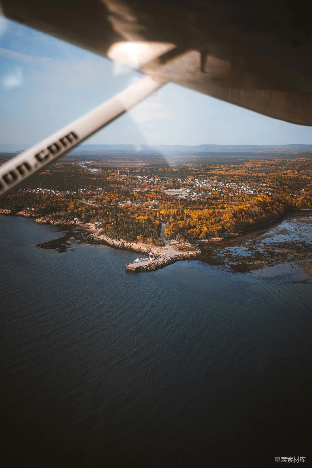 高清摄影  秋季期间俯瞰沿海小镇的景象