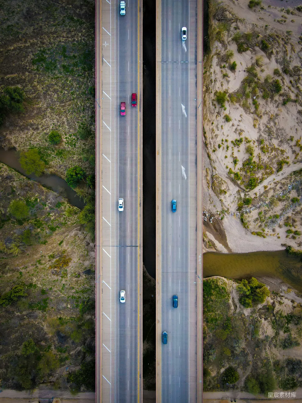 高清摄影 旅行 一条高速公路的空中俯瞰图，显示了两条车道。