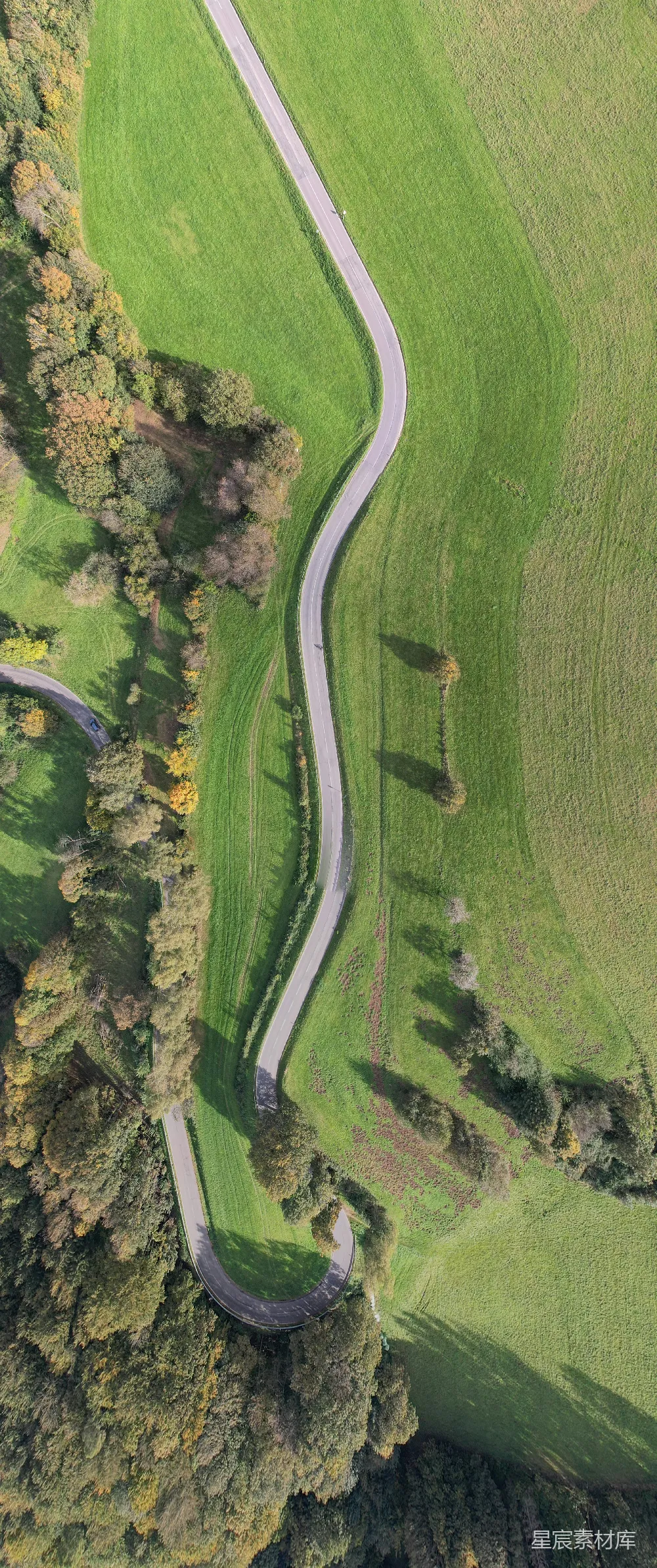 高清摄影 壁纸 一条蜿蜒的乡村公路的空中俯瞰图