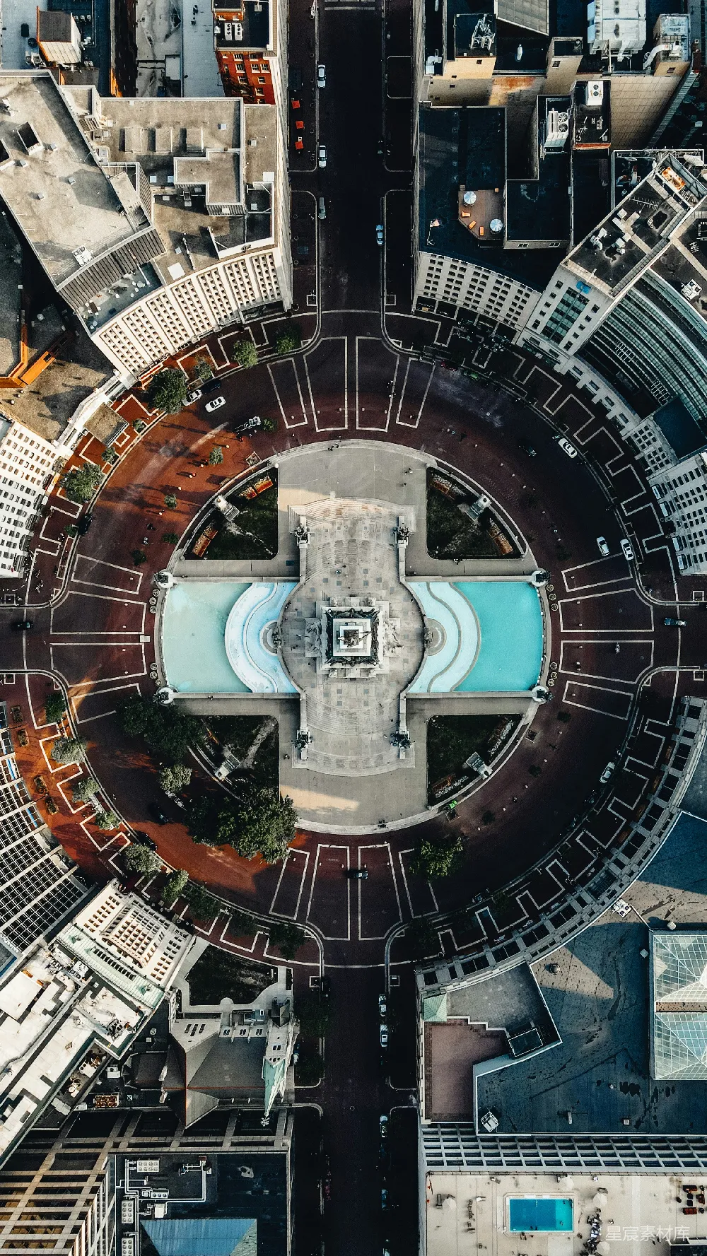 高清摄影  城市环岛的俯瞰图，图中有一座纪念碑。