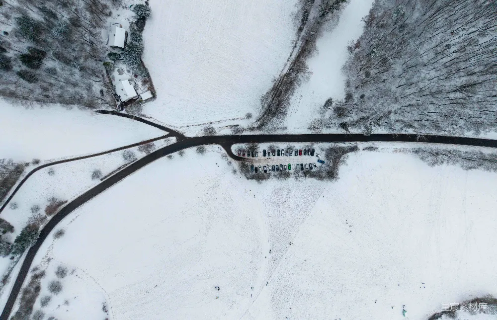 高清摄影  覆盖着积雪的景观鸟瞰图，有道路和小路。