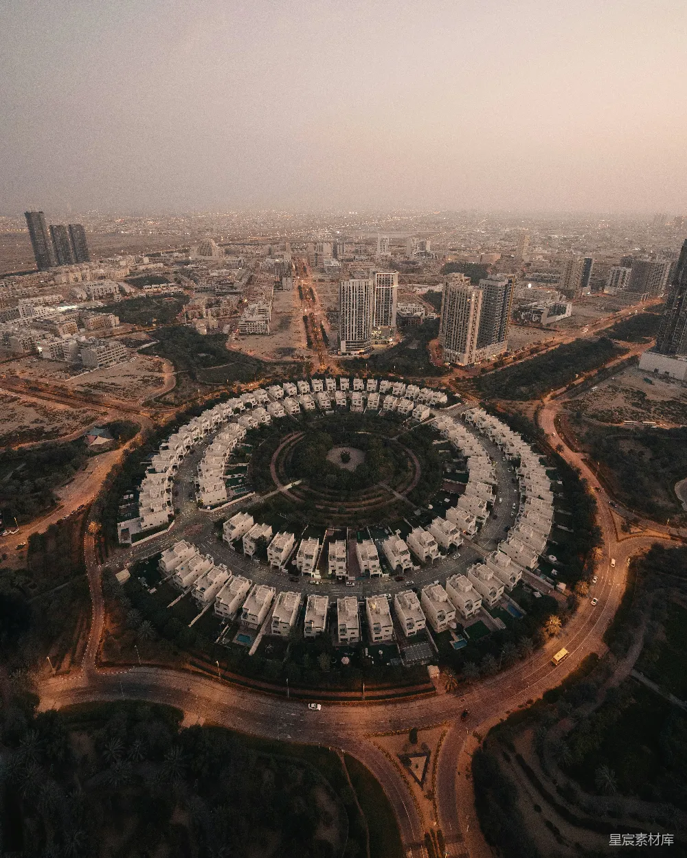 高清摄影  一座城市上空的俯瞰图，中心有一个圆形建筑。