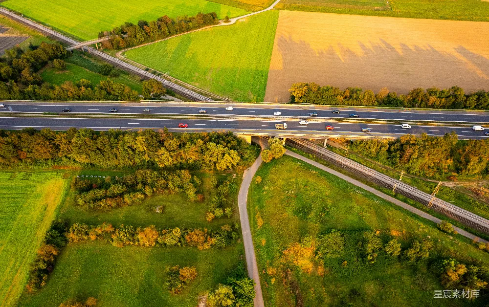 高清摄影  在乡村地区的空中俯瞰一条高速公路的景象