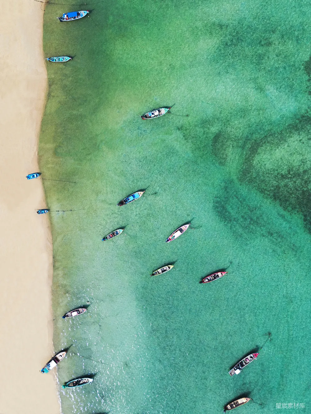 高清摄影 电影 旅行 自然 壁纸 一群船漂浮在水面上。