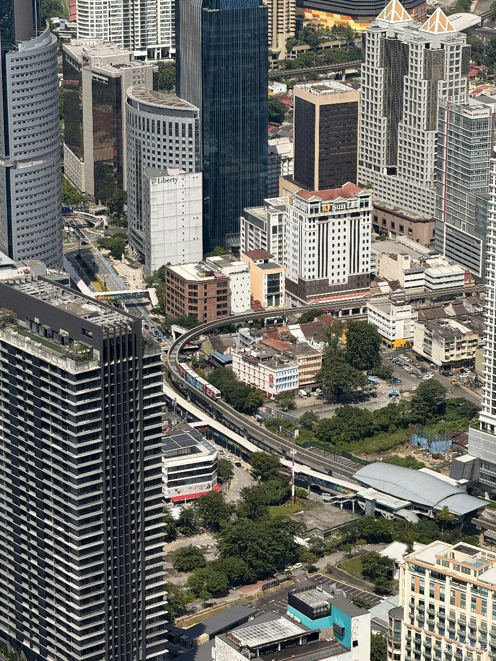 高清摄影  现代化的城市景观，有摩天大楼和高架火车线路。