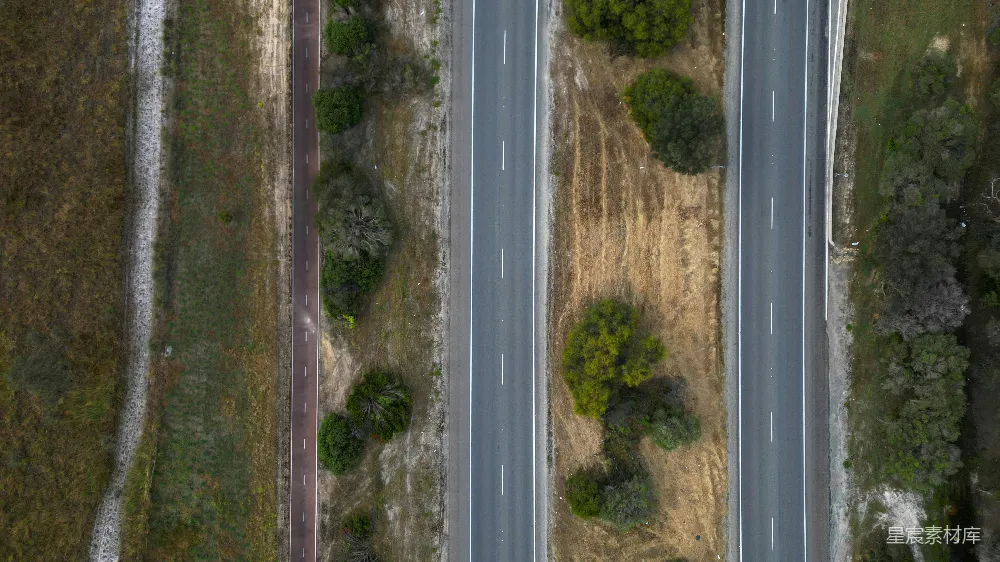 高清摄影  空中俯瞰一条公路及其周围的植被。