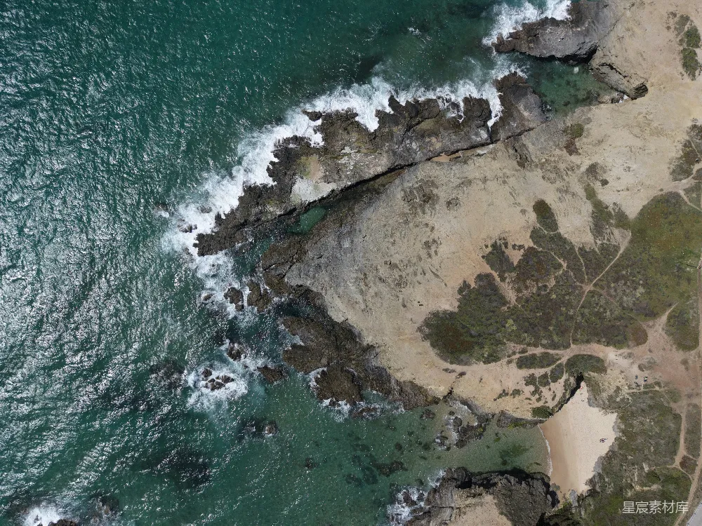 高清摄影  海浪拍打着岩石海岸线，碧蓝的海水荡漾。