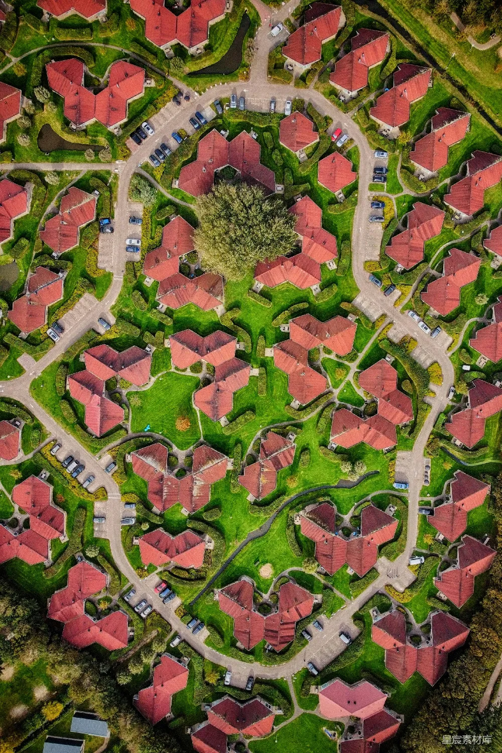 高清摄影  俯瞰一座住房开发项目，屋顶为红色。