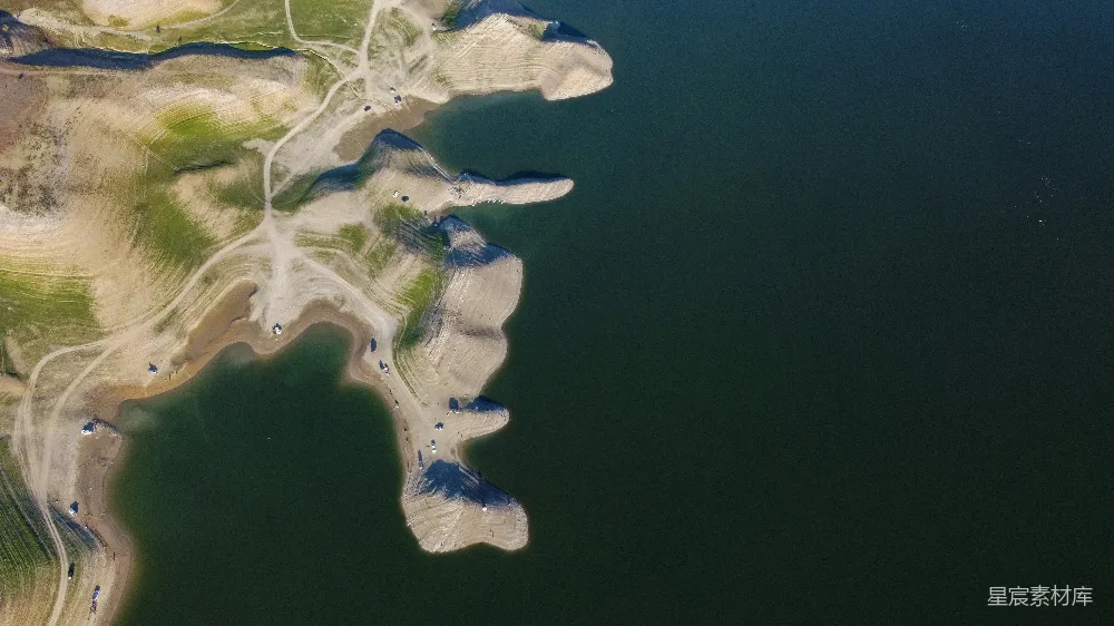 高清摄影  干裂的海岸线与深色海水相接的空中俯瞰图。