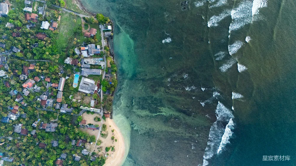 高清摄影  沿海城镇鸟瞰图，面对着海浪。