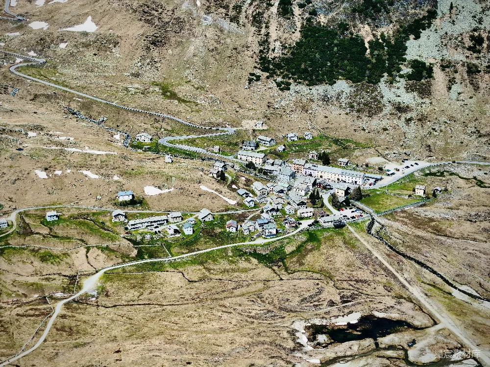 高清摄影  一个蜿蜒道路环绕的小山村的鸟瞰图。