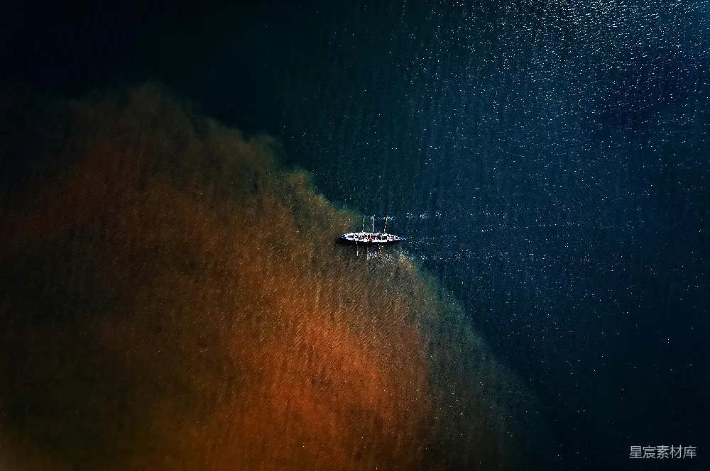 高清摄影  一只船漂浮在水面上。