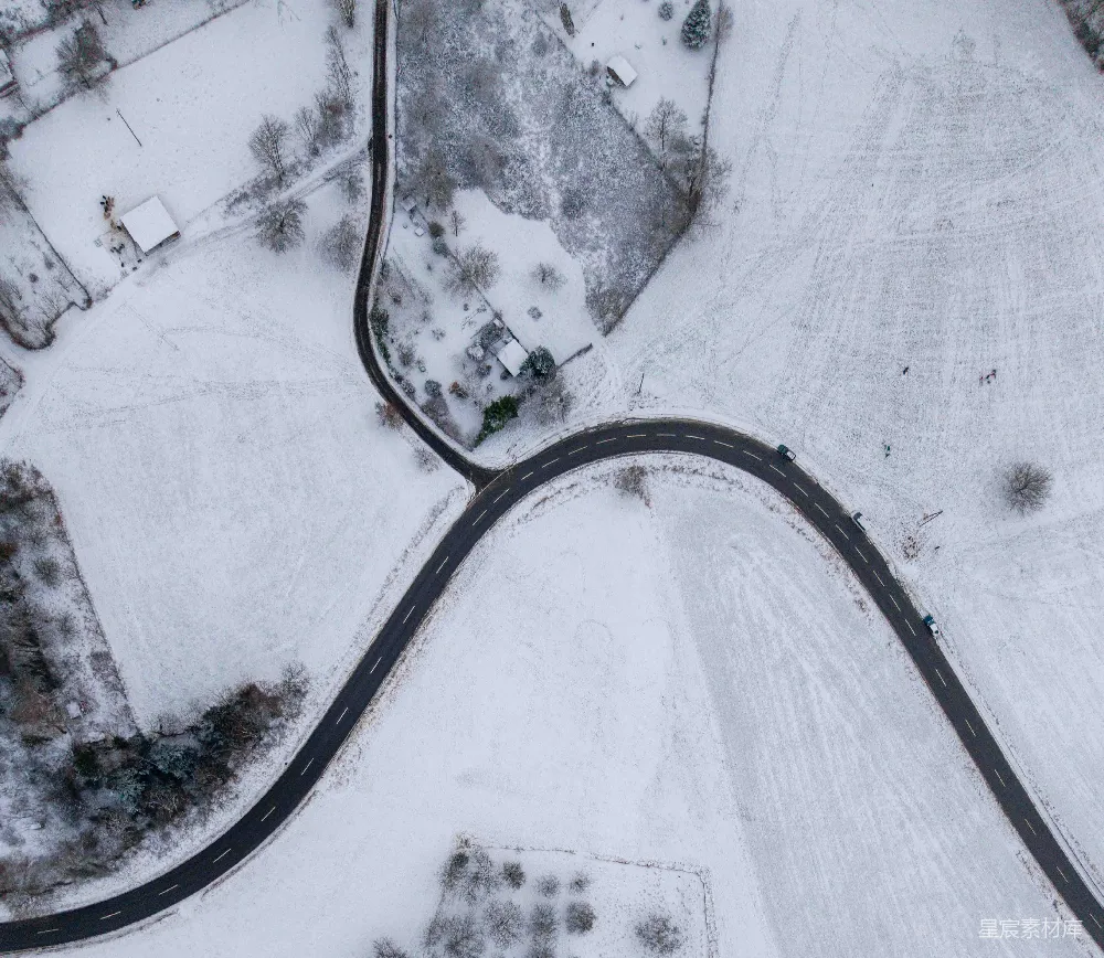 高清摄影  从上空看，蜿蜒的山路穿过雪地。