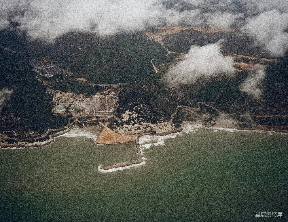 高清摄影  俯瞰海岸线，云层与海浪交织其中。