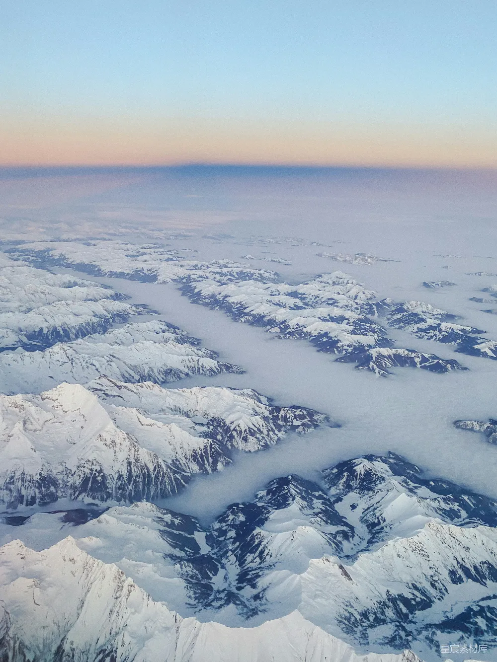 高清摄影 壁纸 自然 白雪覆盖的山脉和山谷的俯瞰图