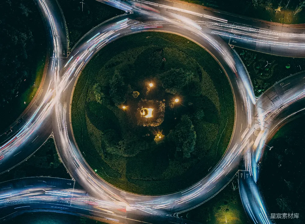 高清摄影  夜晚繁忙的环岛航拍图，带有光迹