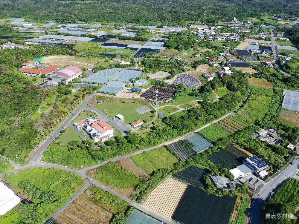 高清摄影 壁纸 自然 乡村的鸟瞰图，可以看到温室和田地
