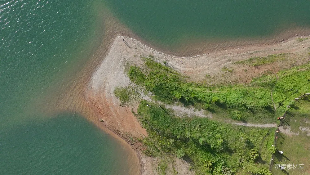 高清摄影  绿水与沙地、植被交织的陆地交汇。