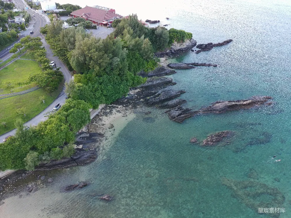 高清摄影 壁纸 自然 旅行 岩石海岸线，清澈湛蓝的海水和茂密的绿色植被。