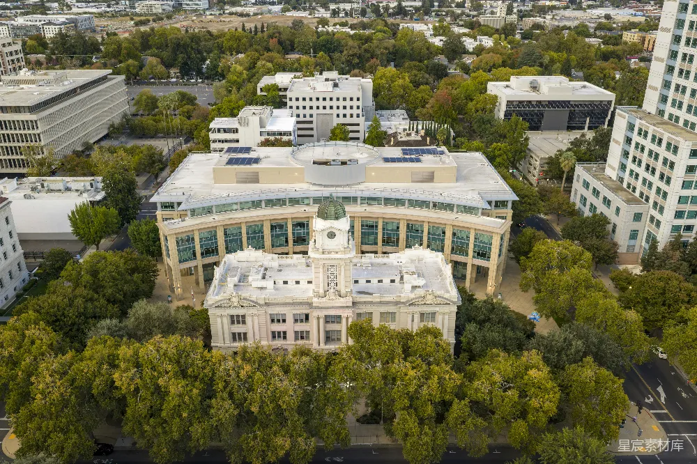 高清摄影  历史悠久的建筑被郁郁葱葱的绿树环绕。