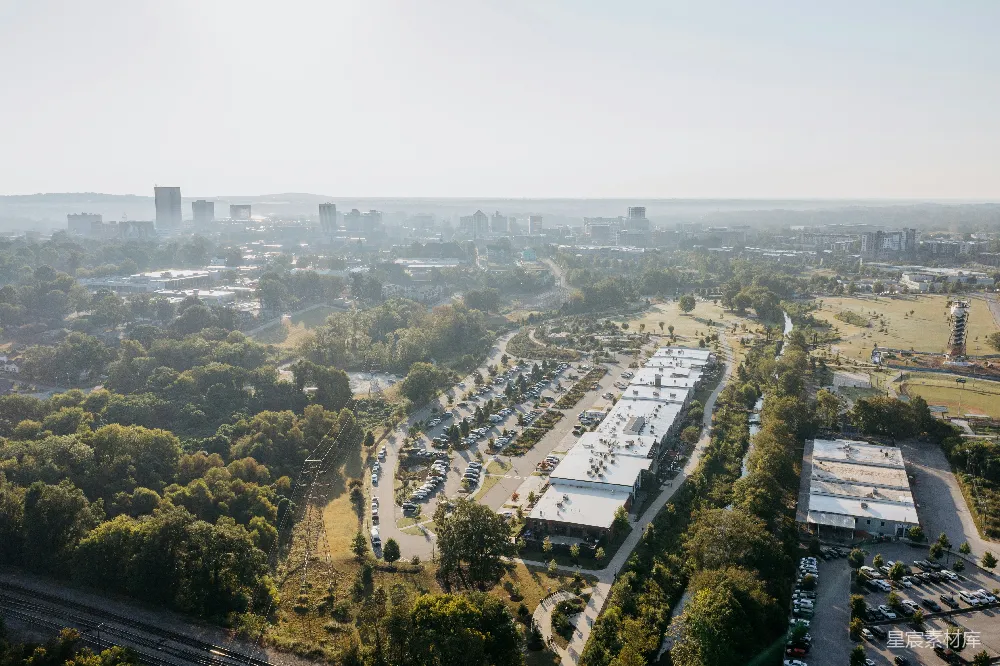 高清摄影  郊区建筑的俯瞰图和远处的城市天际线。