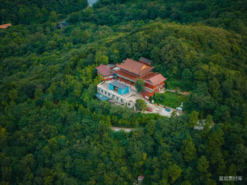 高清摄影  寺庙隐匿在郁郁葱葱的森林树冠中。