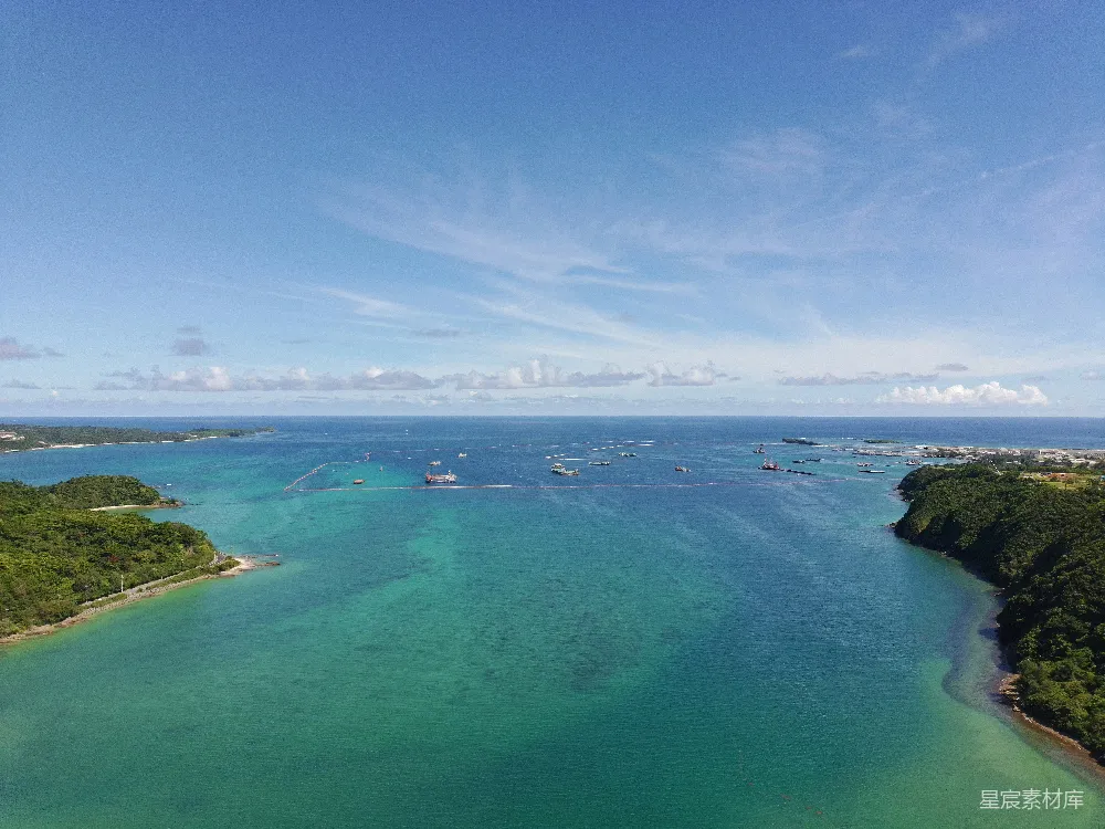 高清摄影 壁纸 自然 清澈的碧绿色海湾里有船只，周围是绿岛。